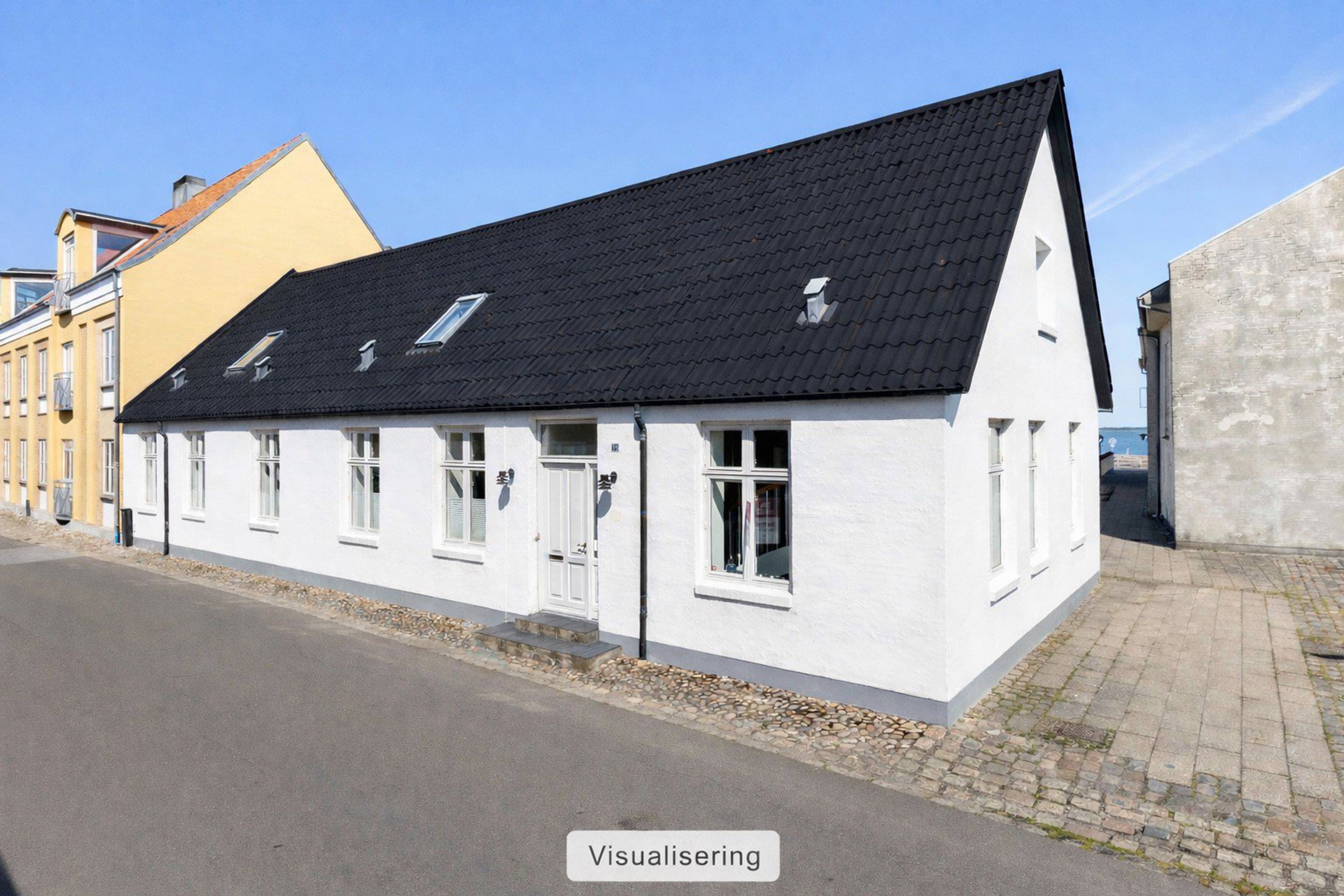 Facade mod gaden med sort tegltag