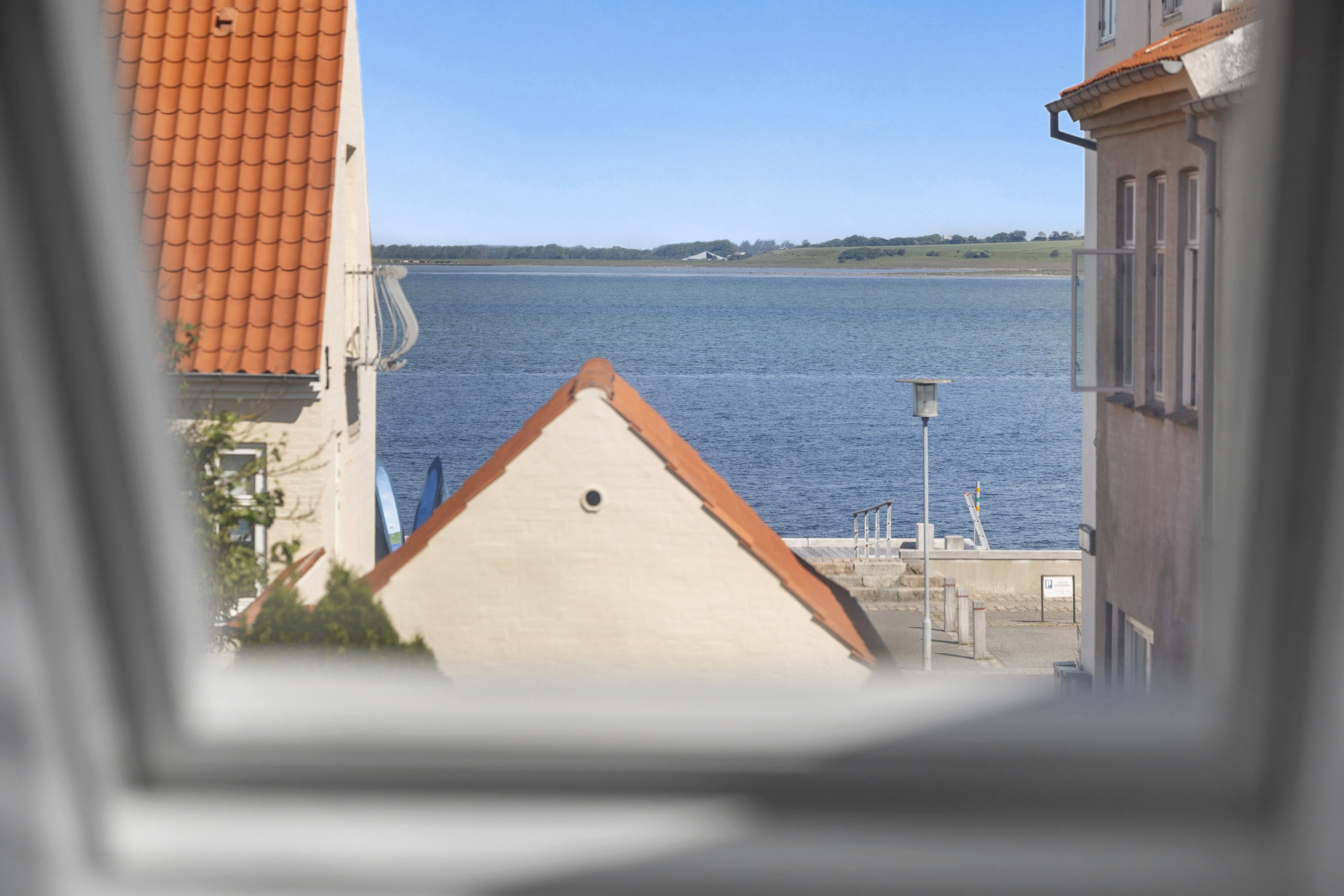 Udsigt til fjorden fra vindue