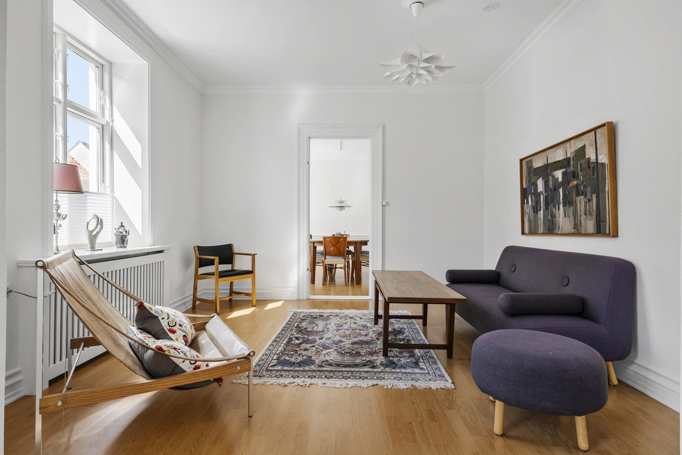 Stue med sofa og udgang til spisestue